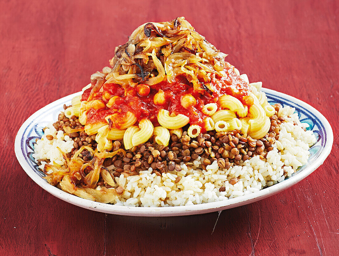 Ägyptisches Koshari mit Reis, Kichererbsen, Linsen und Nudeln koshari